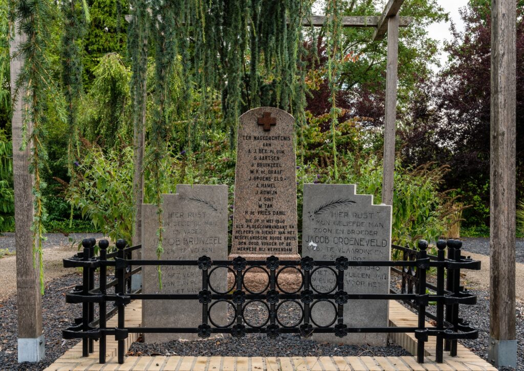 Gedenksteen op de begraafplaats