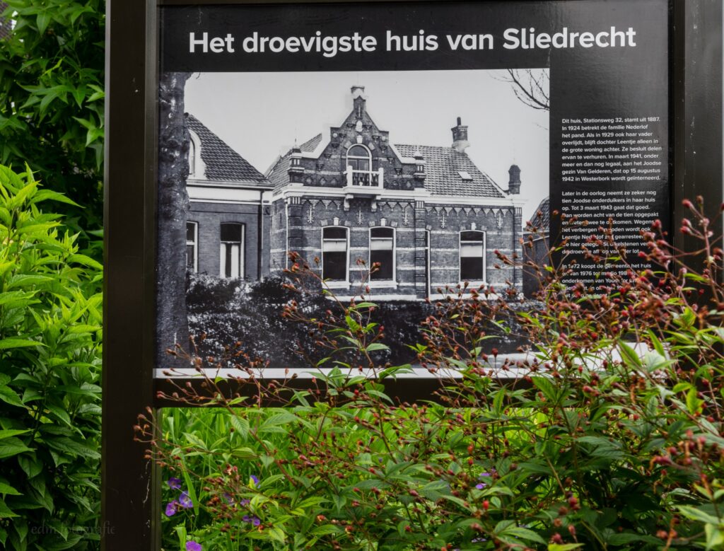 Het herdenkingbord.