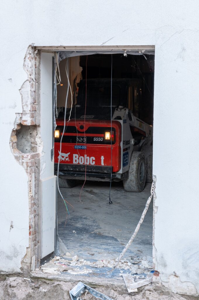 Dwars door de muur.