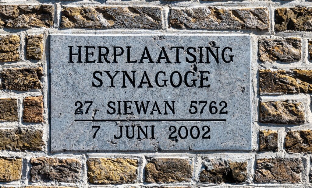 Schild herplaatsing dijksynagoge.