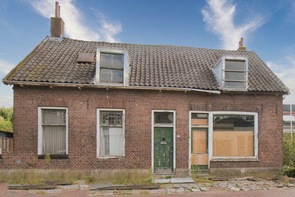 Een verlaten huis in mijn woonplaats.