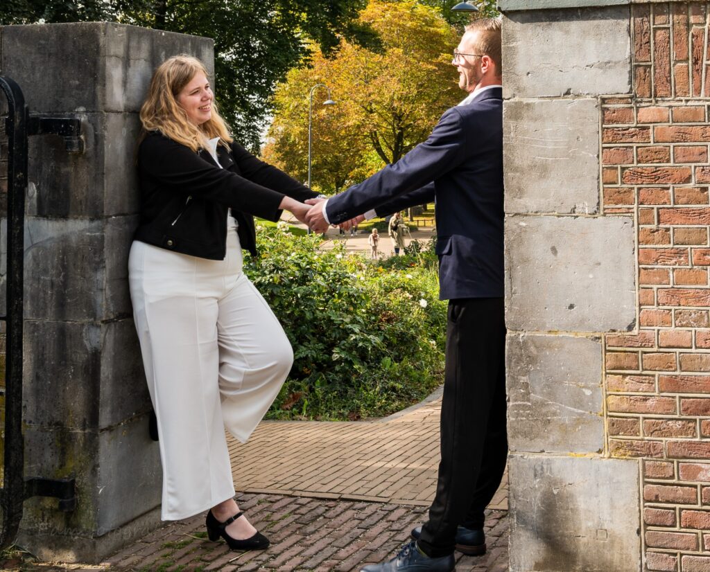 Liefde is elkaar vasthouden.