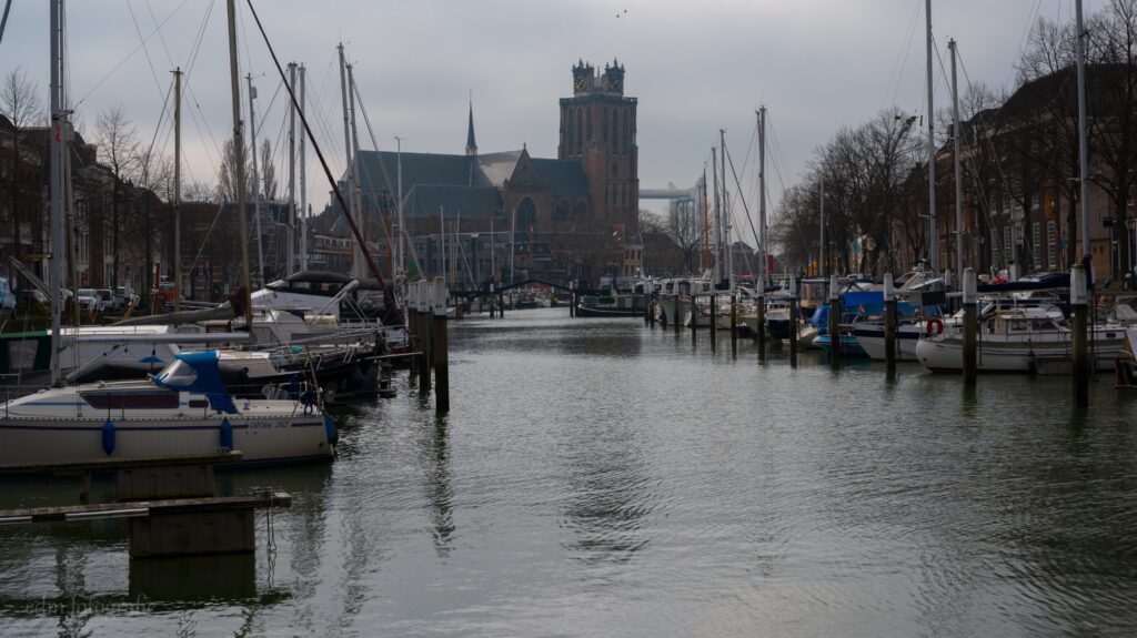 Dordrecht – water en de Grote Kerk.
