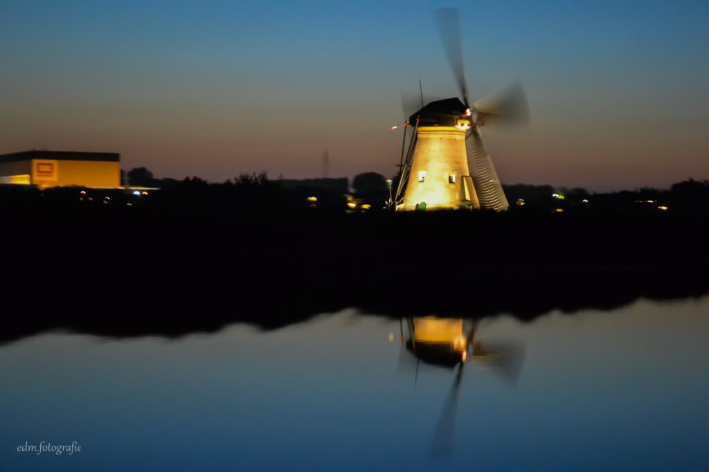 Avond over Kinderdijk.