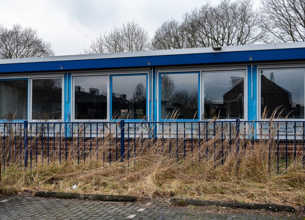 Stilte achter het glas.