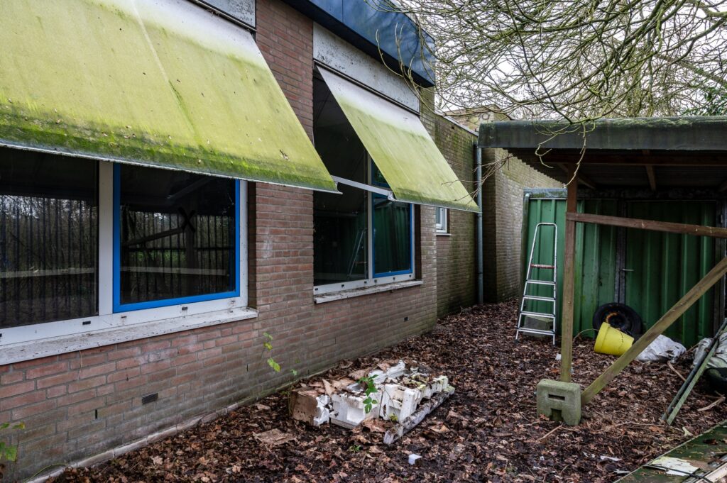 Achter de school.