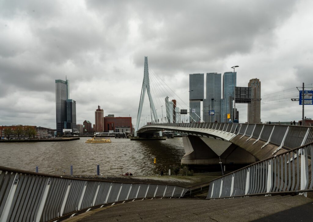 Rotterdam – Erasmusbrug onder een wolkenlucht.