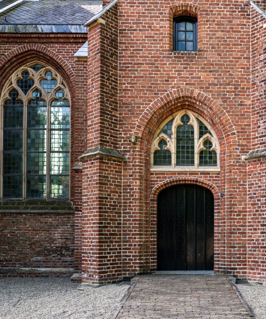 Asperen – zij-ingang van de kerk.