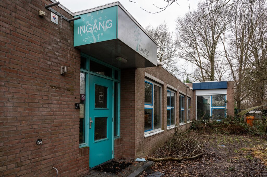 De zij-ingang.