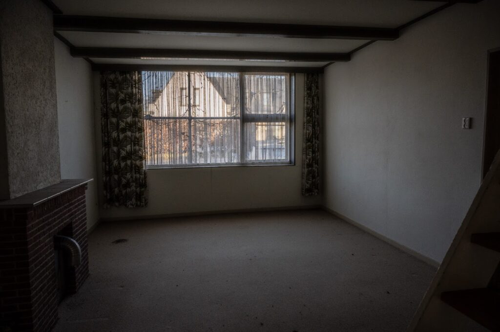 Een lege woonkamer.