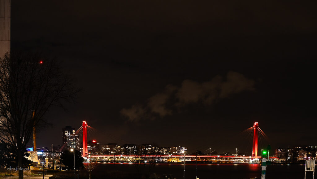 De Willemsbrug in de avond.
