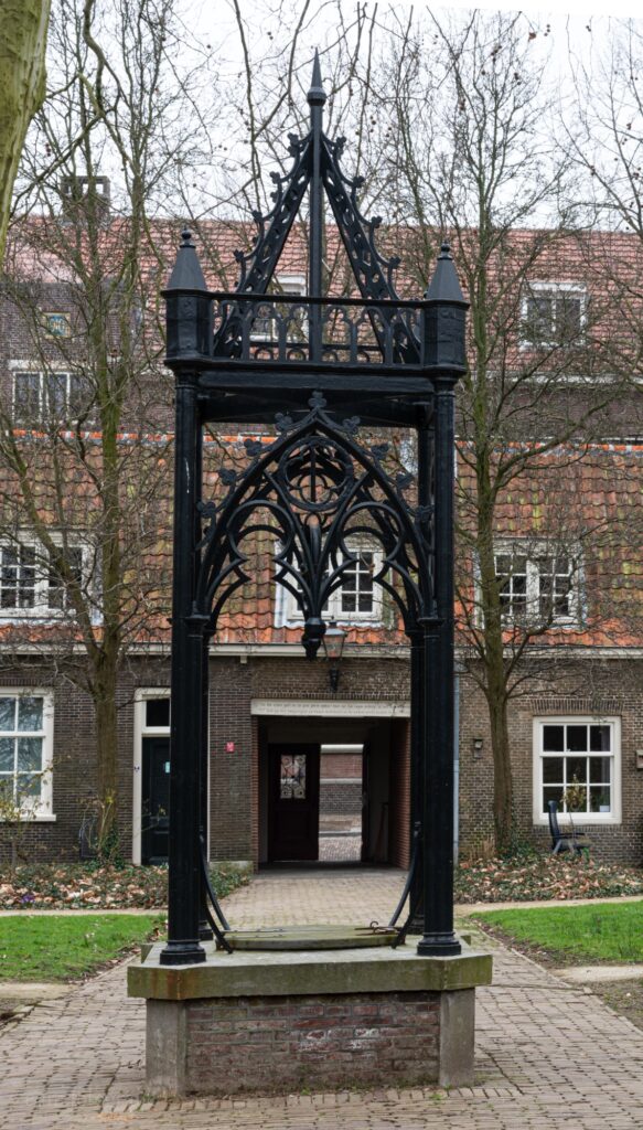 Dordrecht – waterput in het Arend Maartenshof