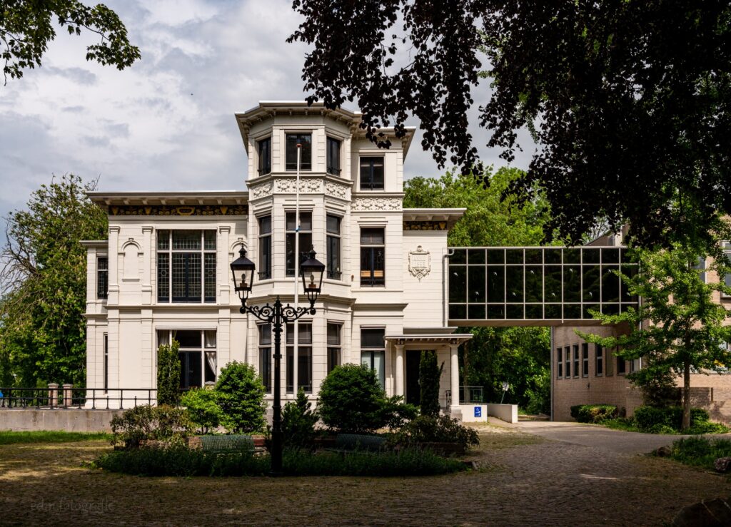 Asperen – voormalig gemeentehuis.