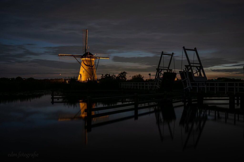 De molen en hefbrug in de avond.