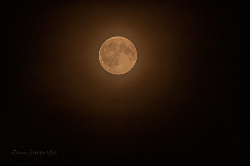 De maan is weer in volle glorie zichtbaar. Wat heb ik genoten dan dit mooie speciale natuurfenomeen.