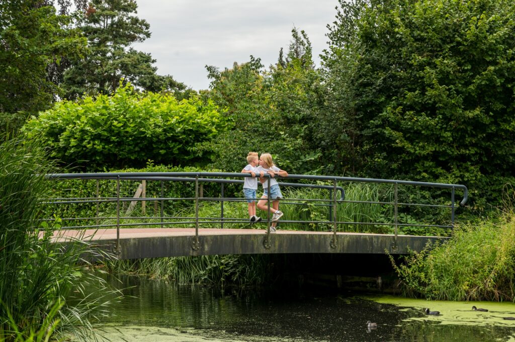 Een kusje op de brug.