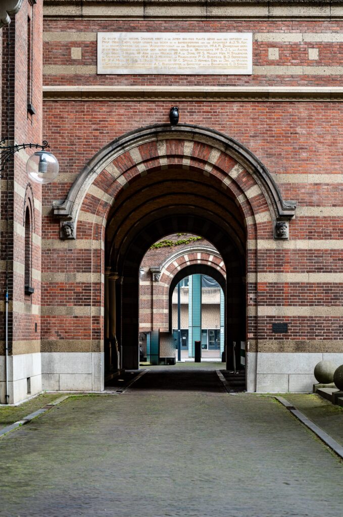 De poort naar de Joodse tuin.