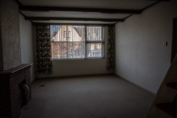 Een lege woonkamer.