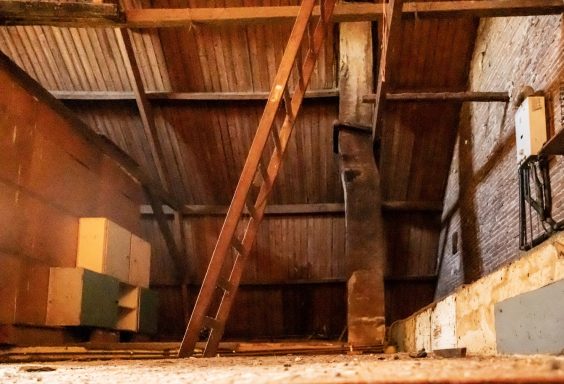 Trap naar de zolder 