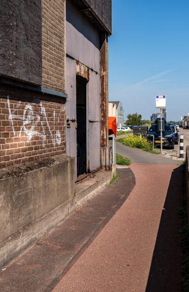De deur staat open.